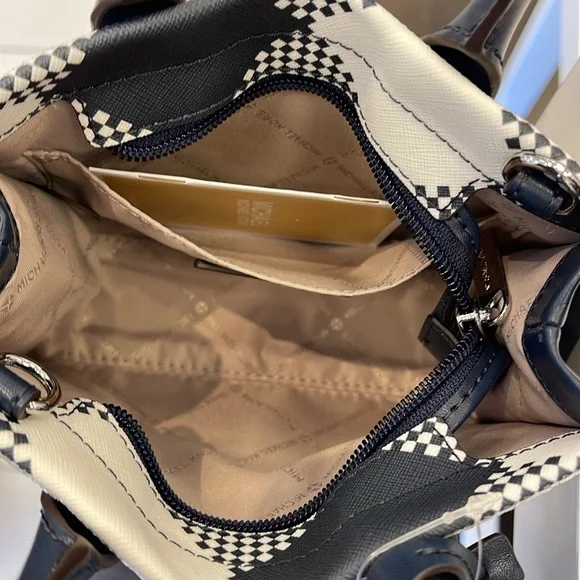 Michael Kors Mirella Extra-Small Logo Crossbody XBODY Shopper Bag
Navy
NWT - Picture 10 of 16